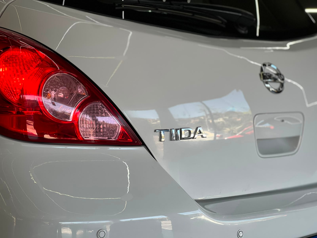 Nissan Tiida Branco