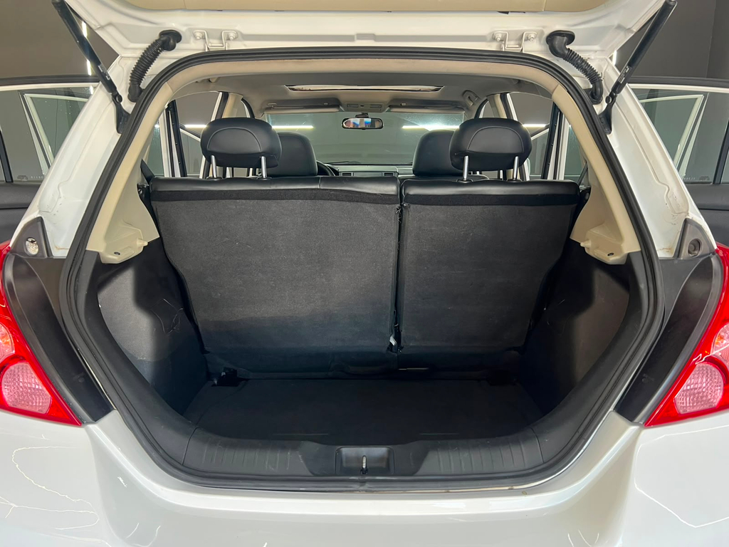 Nissan Tiida Branco