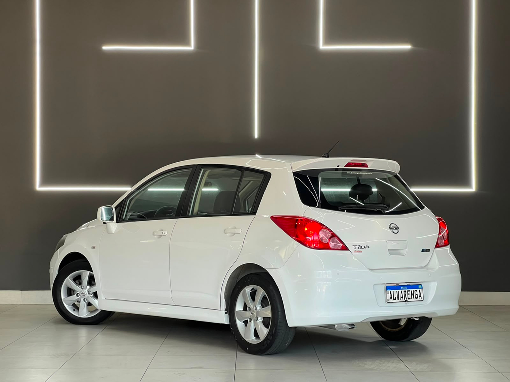 Nissan Tiida Branco