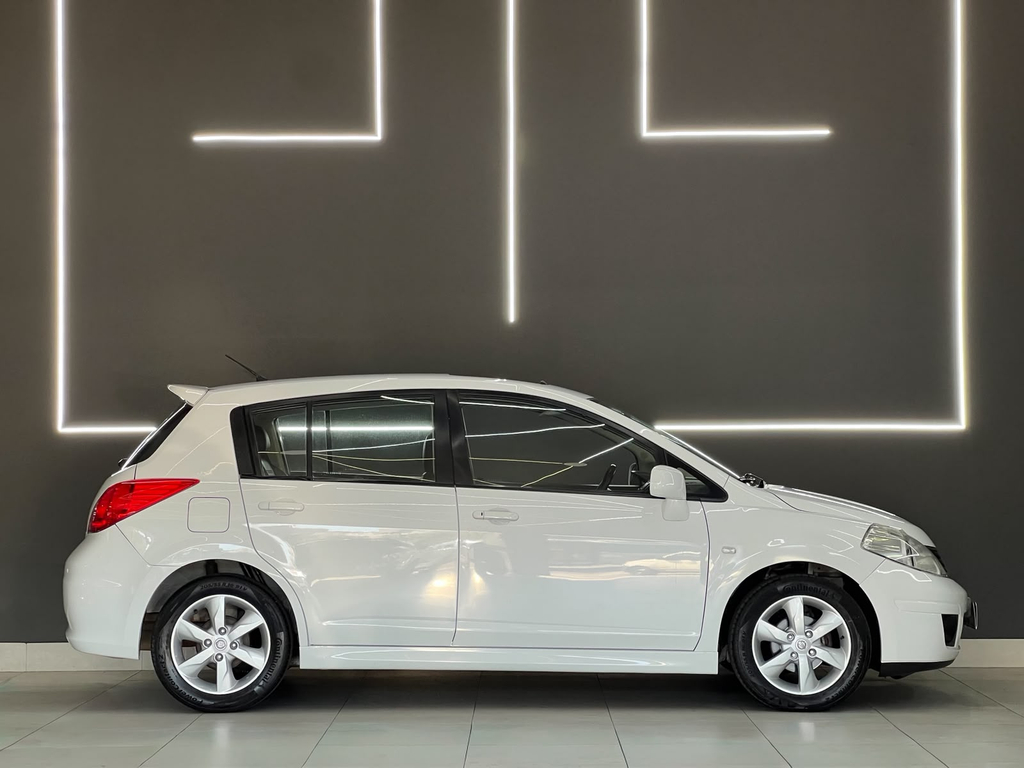 Nissan Tiida Branco