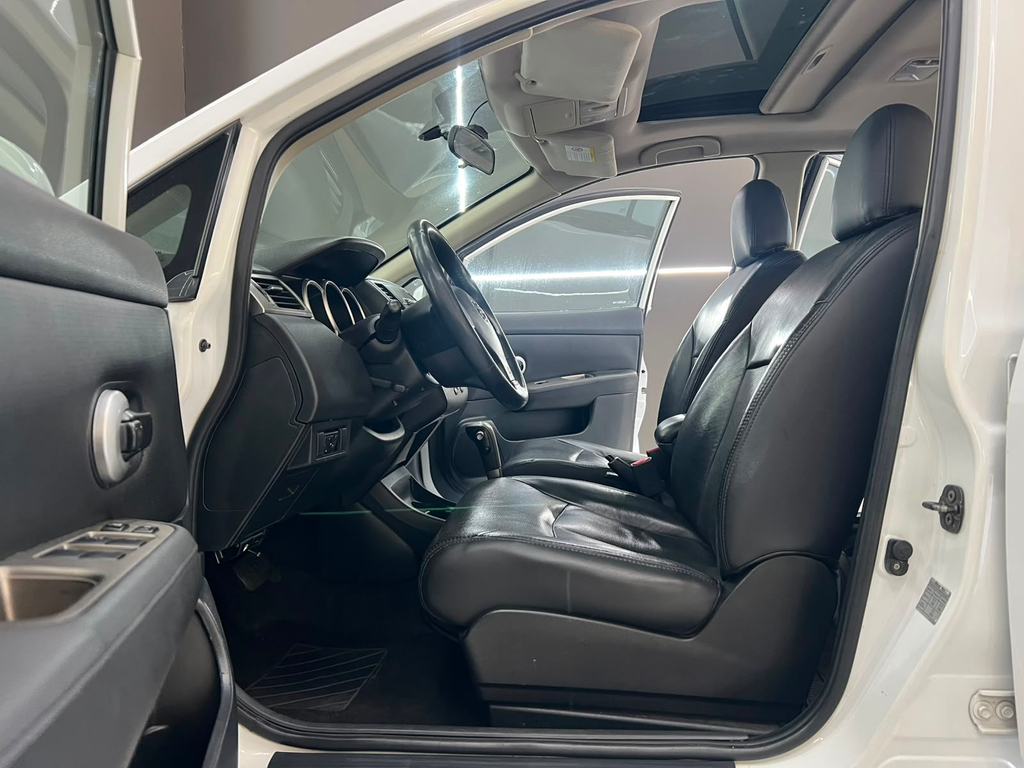 Nissan Tiida Branco
