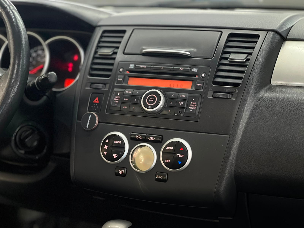Nissan Tiida Branco