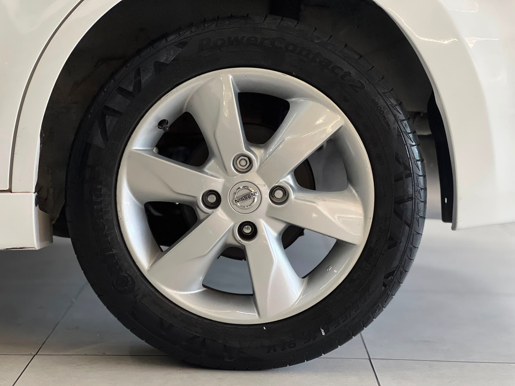 Nissan Tiida Branco