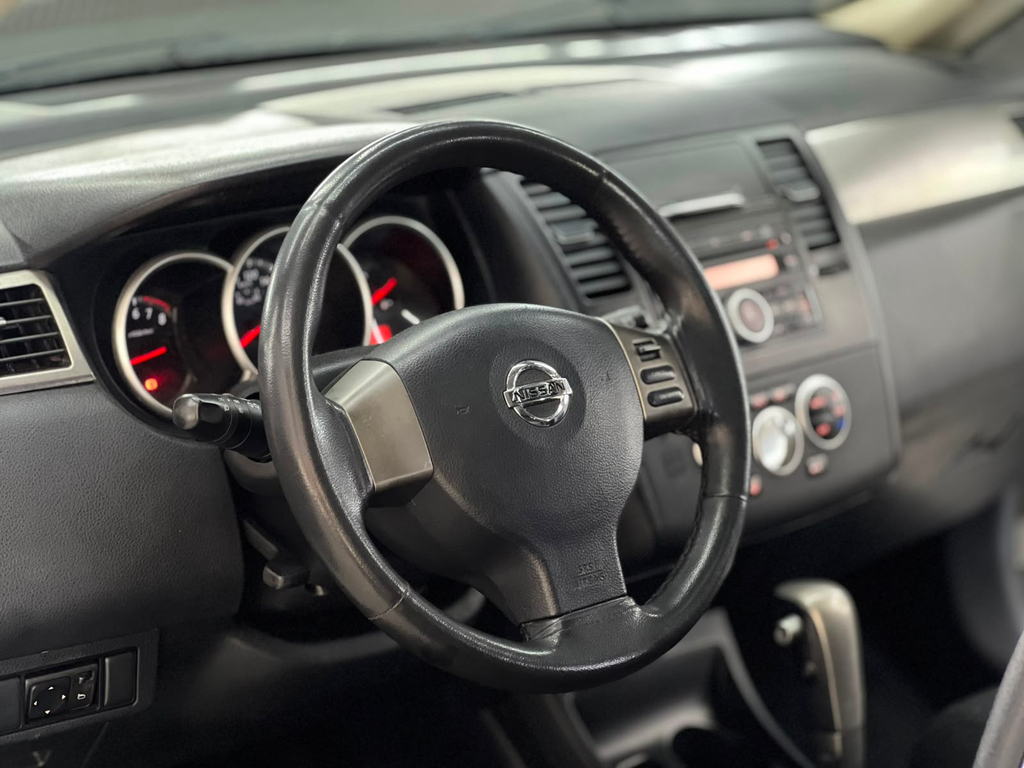 Nissan Tiida Branco