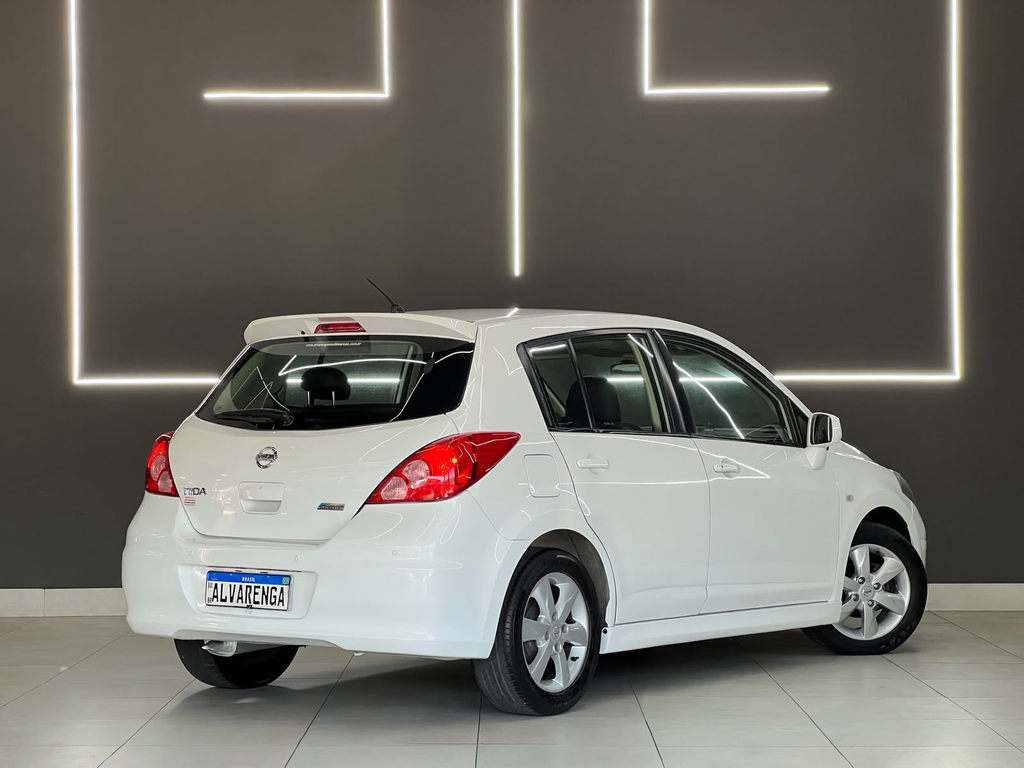 Nissan Tiida Branco