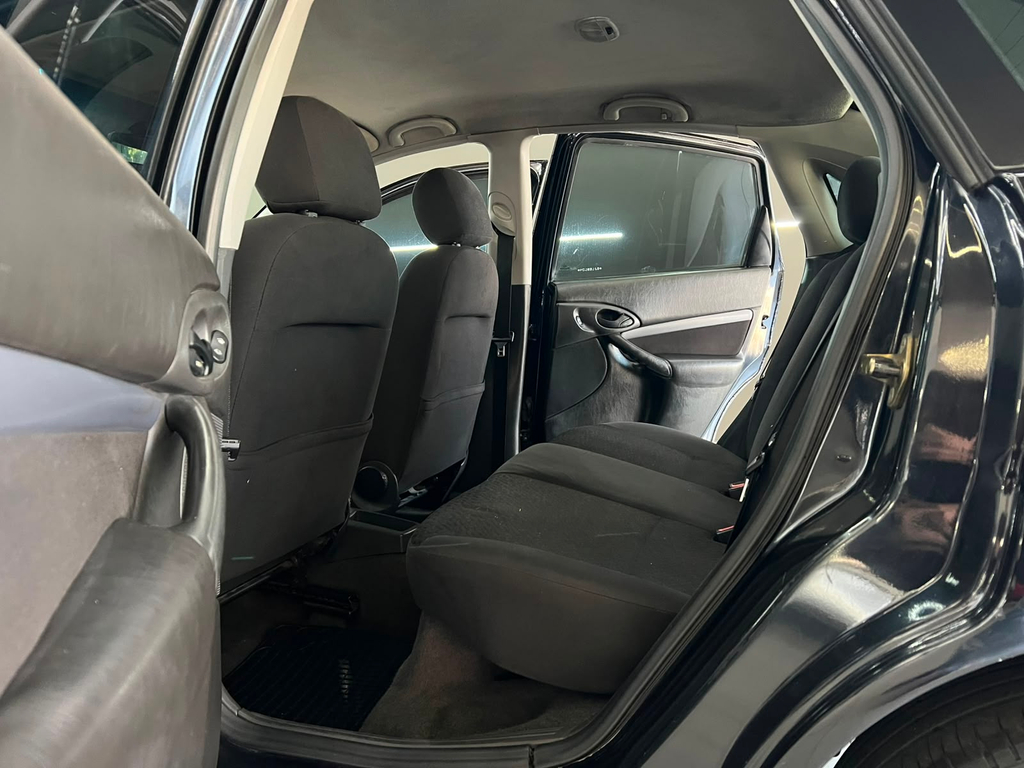 Ford Focus Sedan Preto
