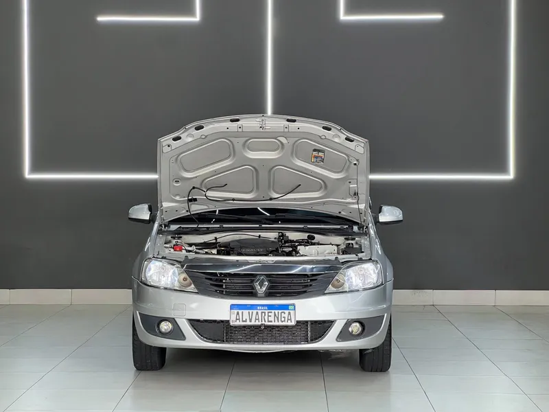 Renault Logan Prata