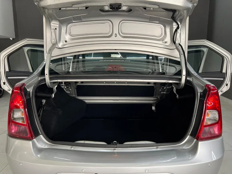 Renault Logan Prata