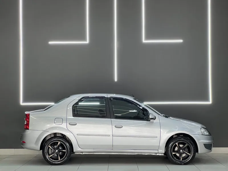 Renault Logan Prata