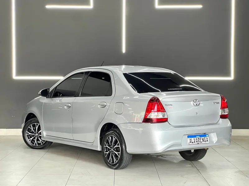 Toyota Etios Sedan Prata
