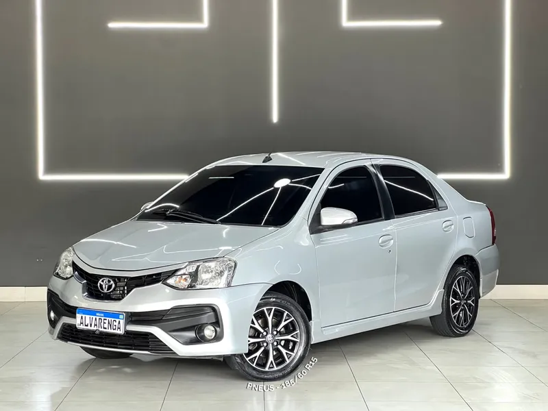 Toyota Etios Sedan Prata