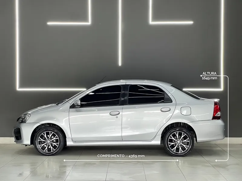 Toyota Etios Sedan Prata