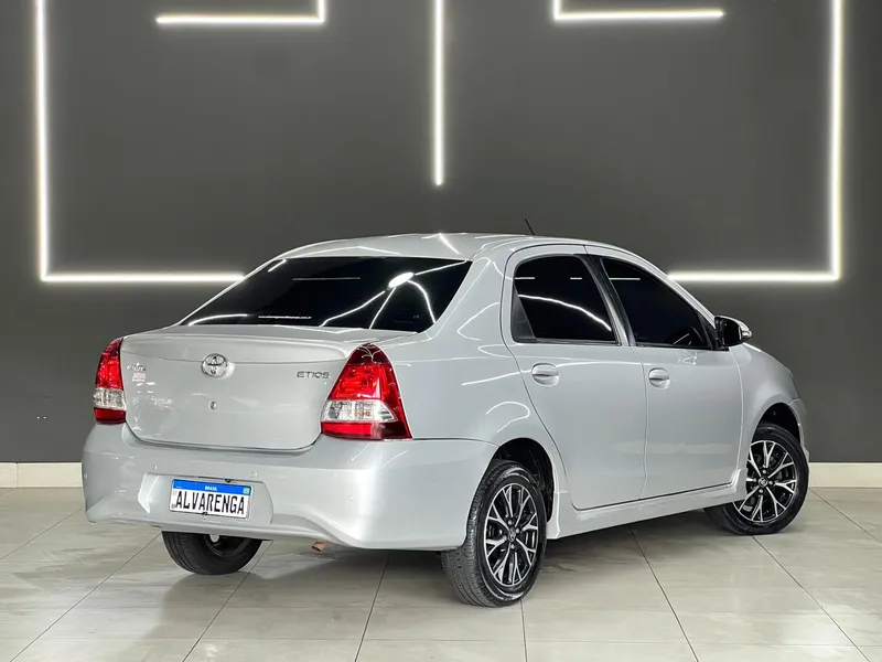 Toyota Etios Sedan Prata
