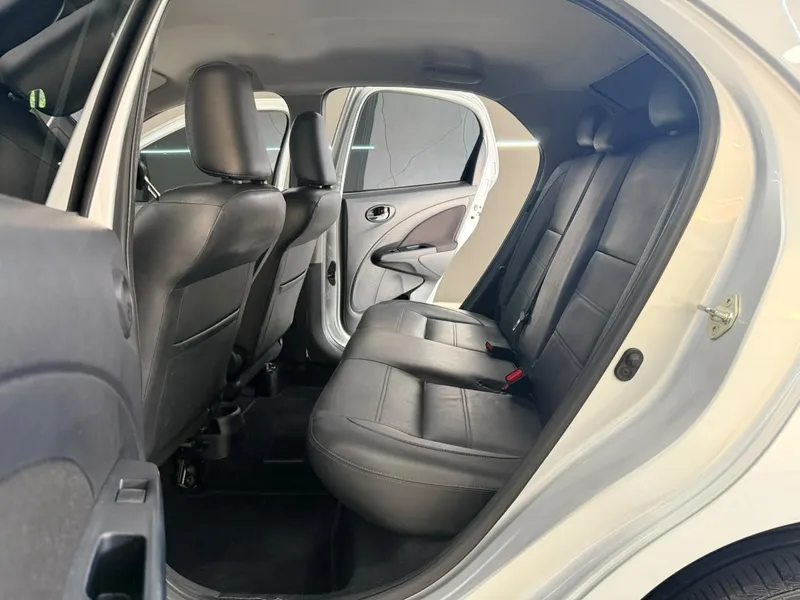 Toyota Etios Sedan Prata