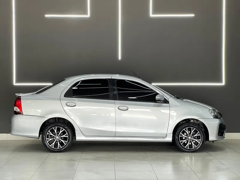 Toyota Etios Sedan Prata