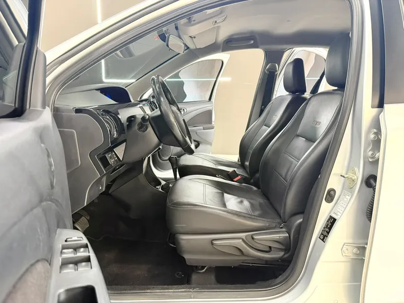 Toyota Etios Sedan Prata