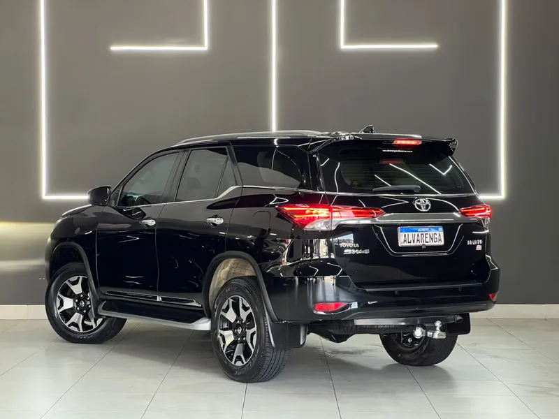 Toyota Hilux SW4 Preto