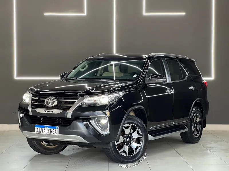 Toyota Hilux SW4 Preto