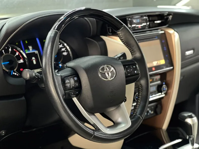 Toyota Hilux SW4 Preto