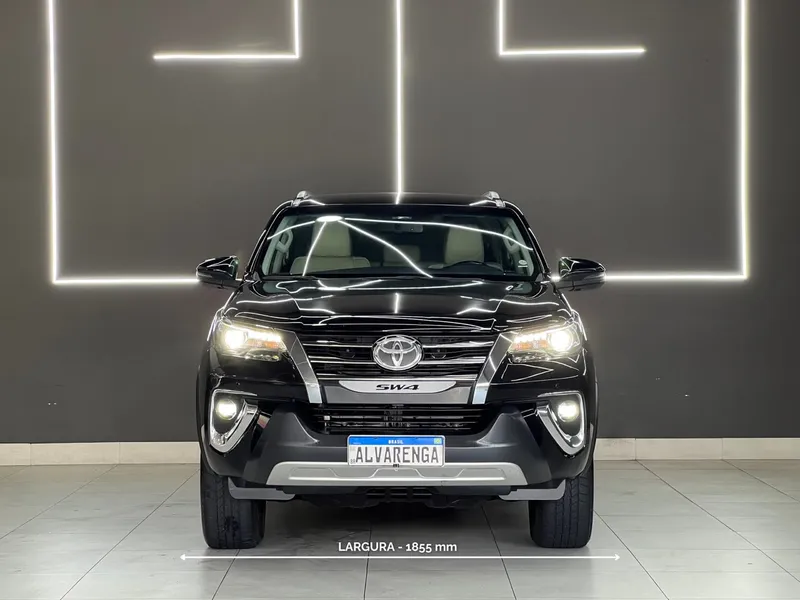 Toyota Hilux SW4 Preto