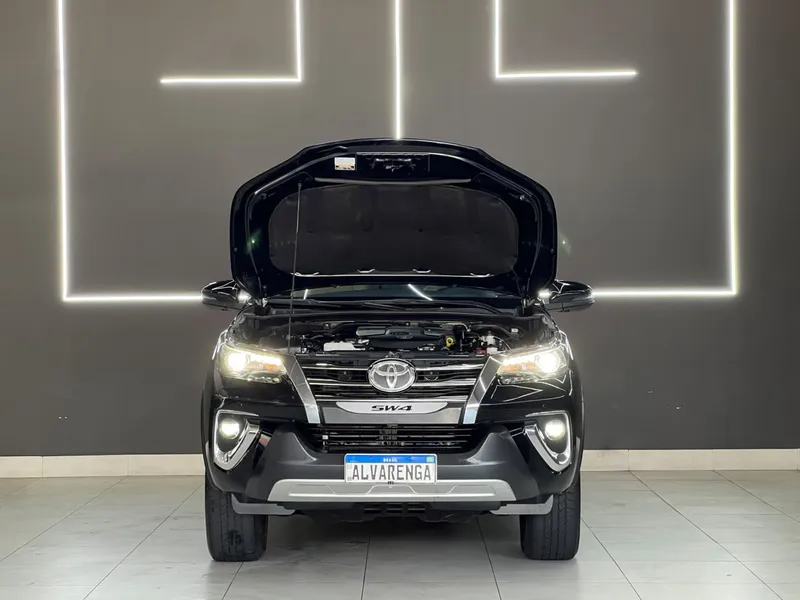 Toyota Hilux SW4 Preto