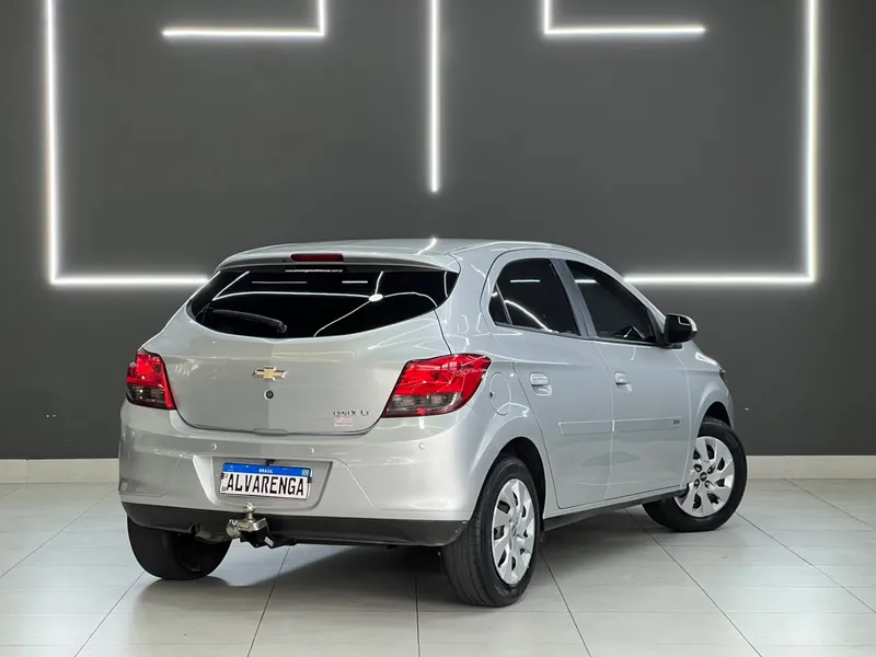 Chevrolet Onix Prata