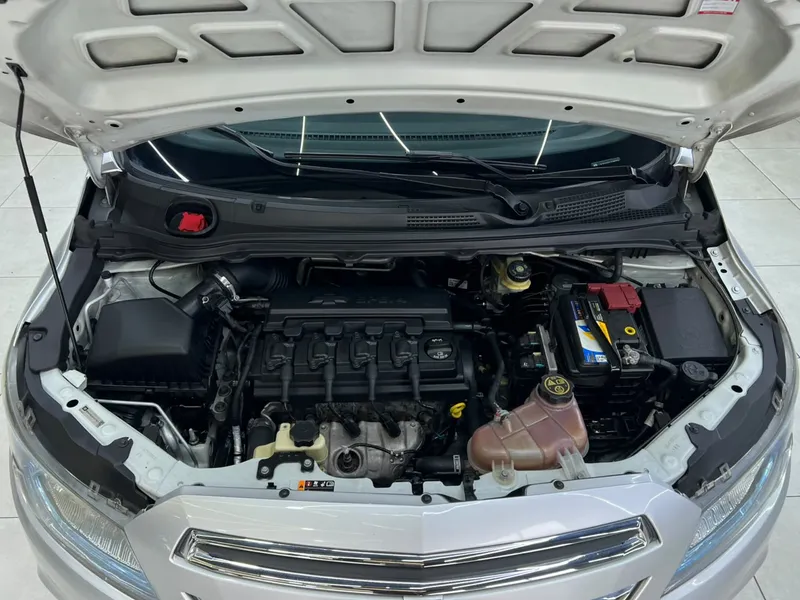Chevrolet Onix Prata