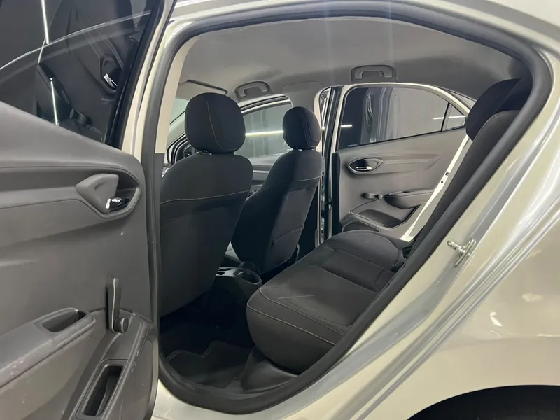 Chevrolet Onix Prata