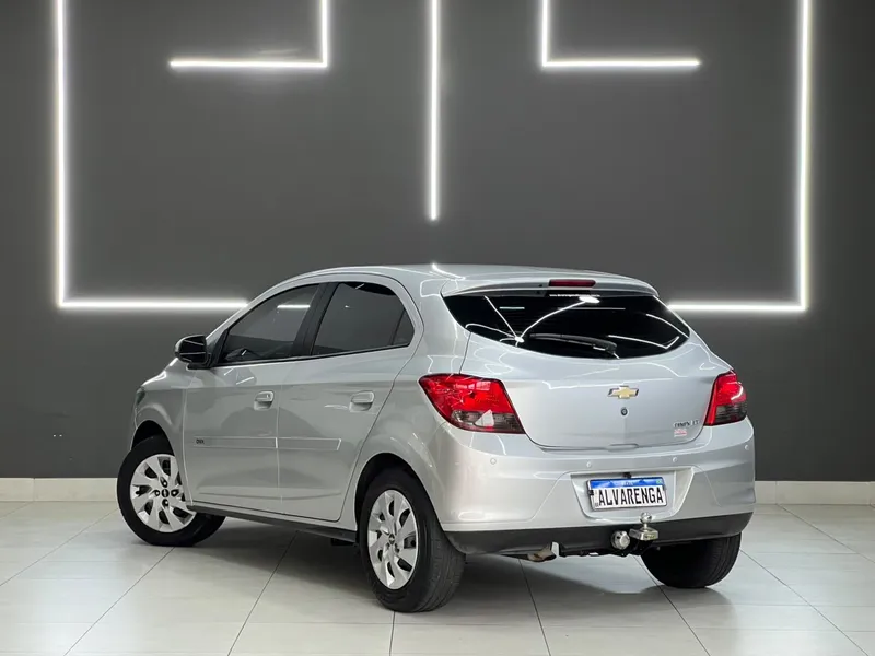 Chevrolet Onix Prata