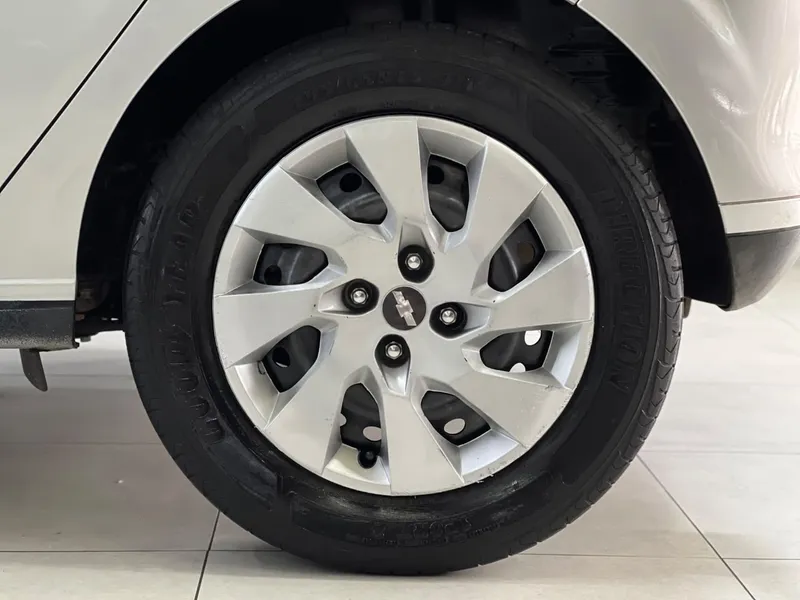 Chevrolet Onix Prata