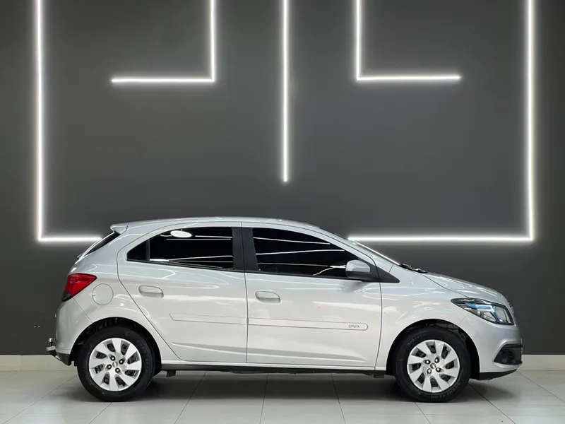 Chevrolet Onix Prata