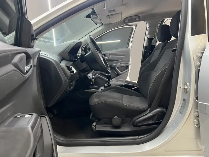 Chevrolet Onix Prata