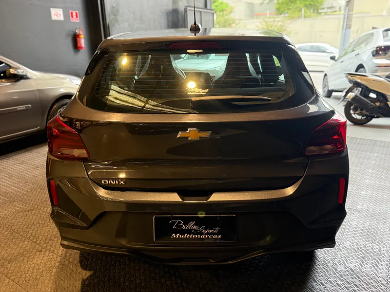 Chevrolet Onix Cinza