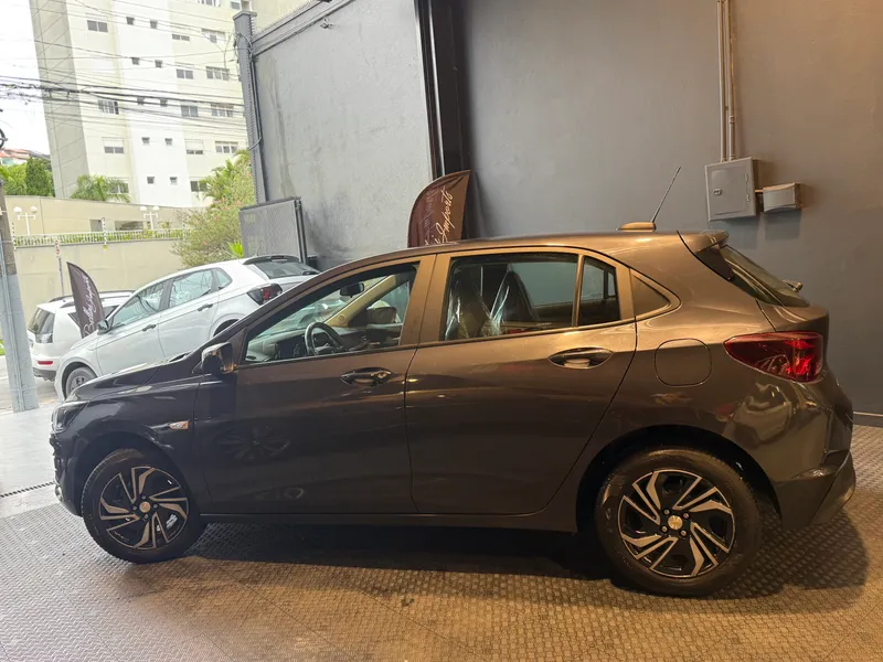 Chevrolet Onix Cinza