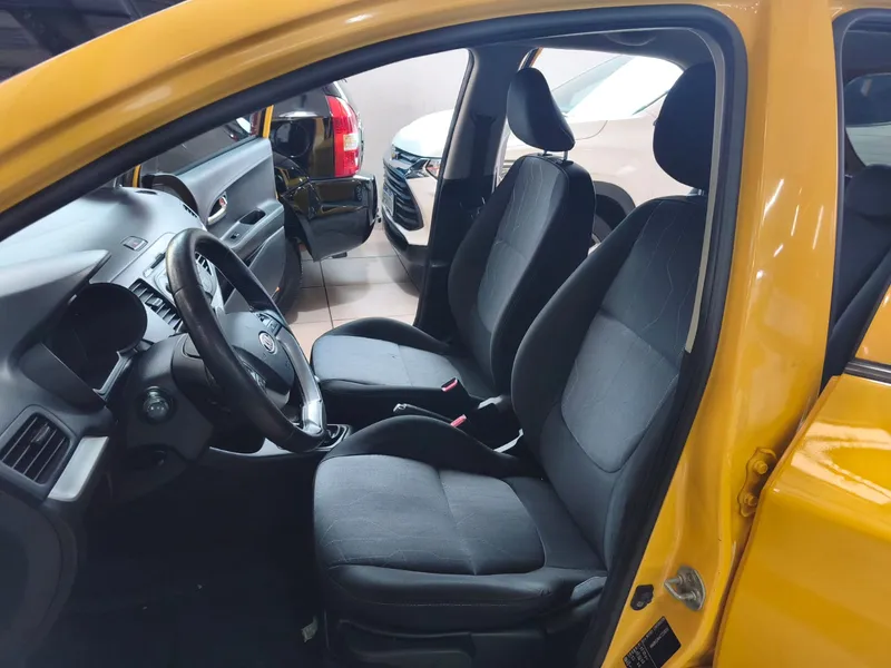 Kia Picanto Amarelo