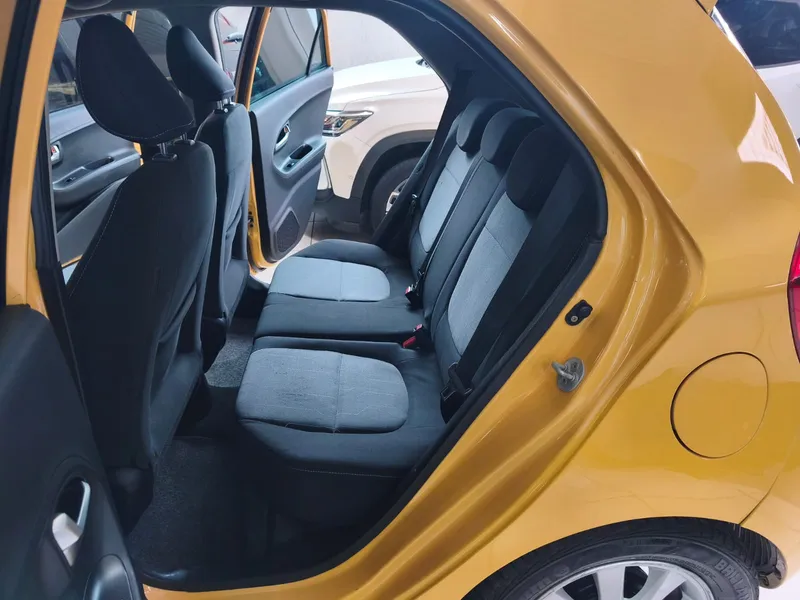 Kia Picanto Amarelo