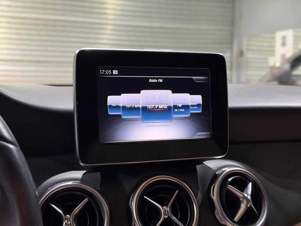 Mercedes Benz GLA-200 Cinza