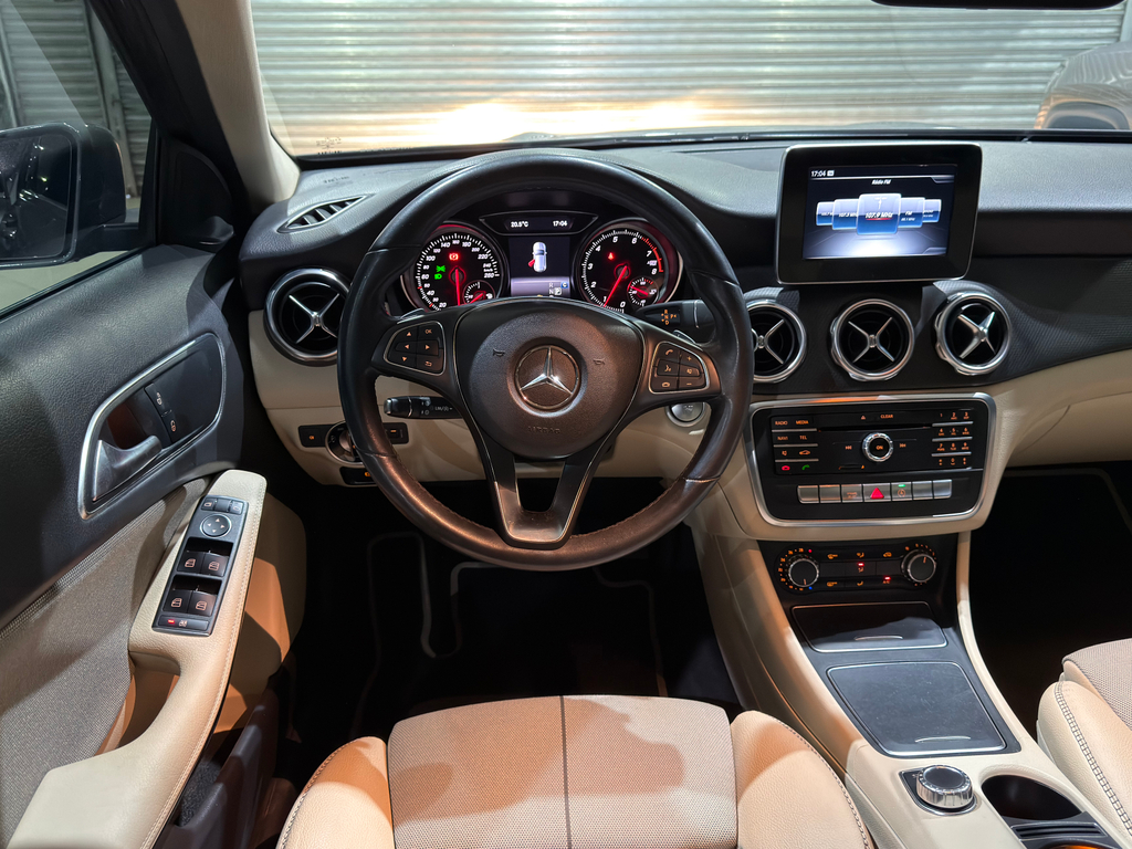 Mercedes Benz GLA-200 Cinza