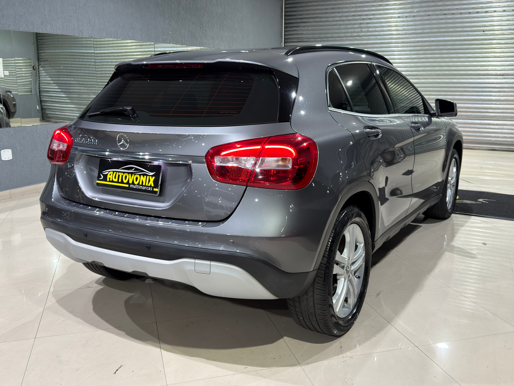 Mercedes Benz GLA-200 Cinza