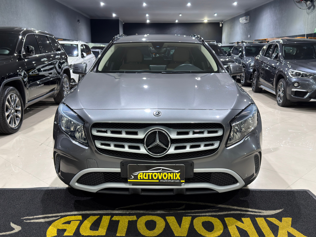 Mercedes Benz GLA-200 Cinza