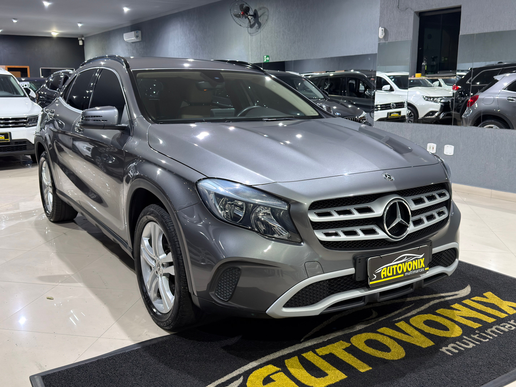 Mercedes Benz GLA-200 Cinza