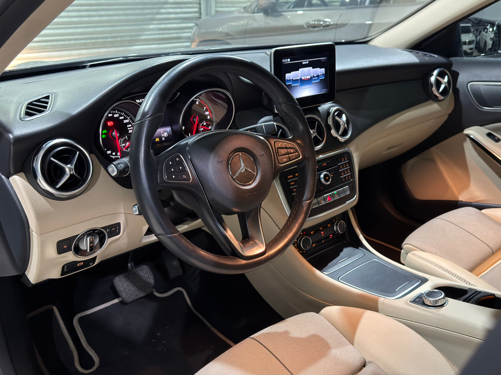 Mercedes Benz GLA-200 Cinza