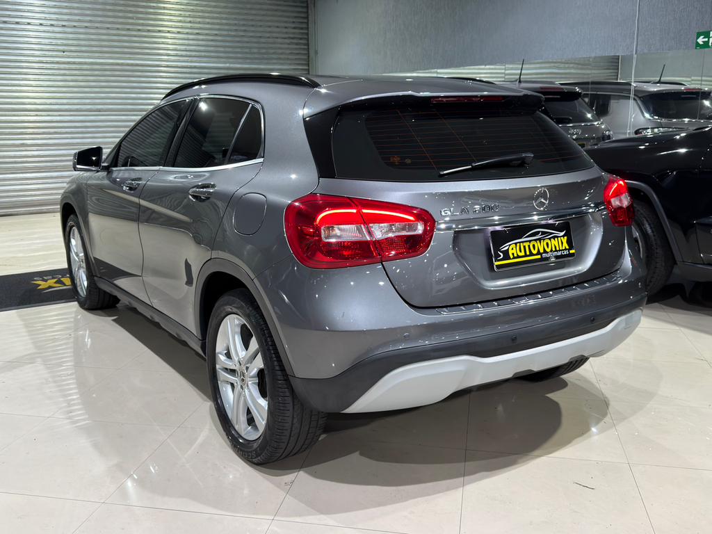 Mercedes Benz GLA-200 Cinza