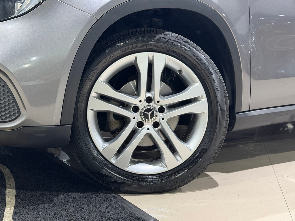 Mercedes Benz GLA-200 Cinza
