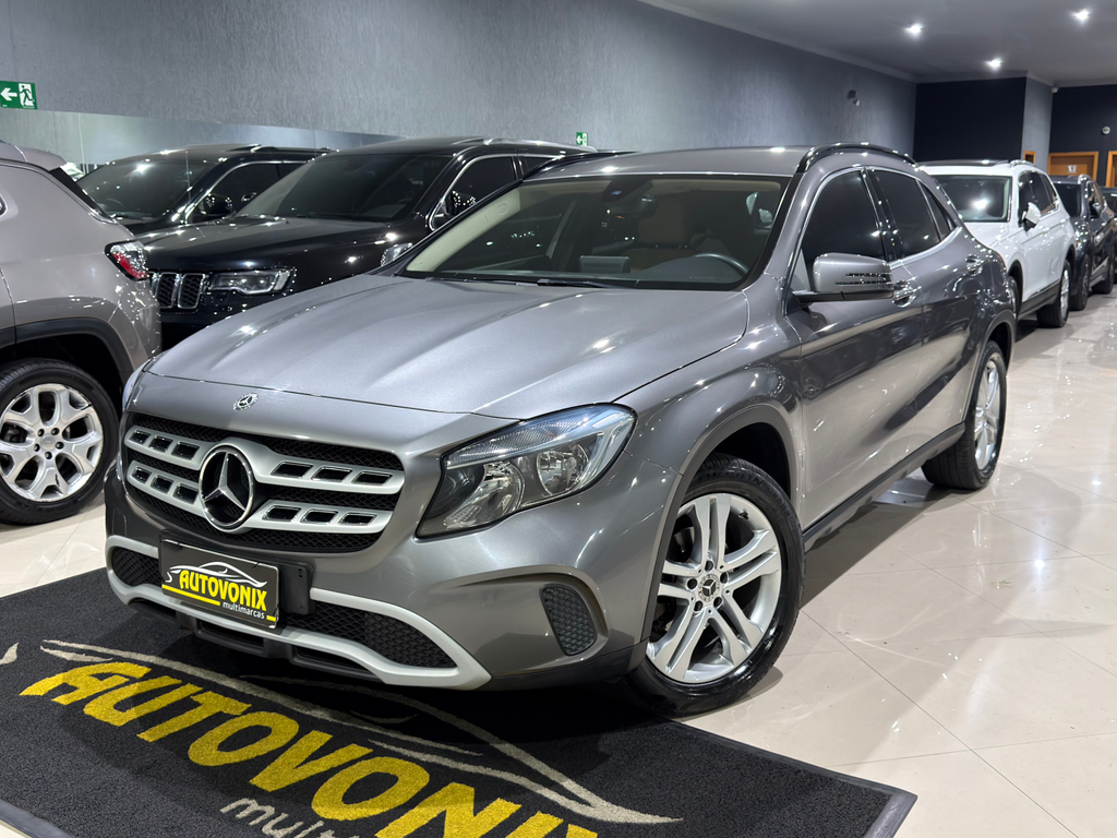 Mercedes Benz GLA-200 Cinza