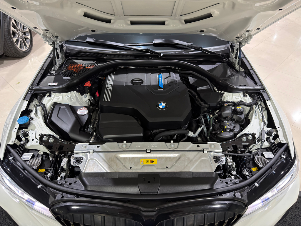 BMW 330e Branco