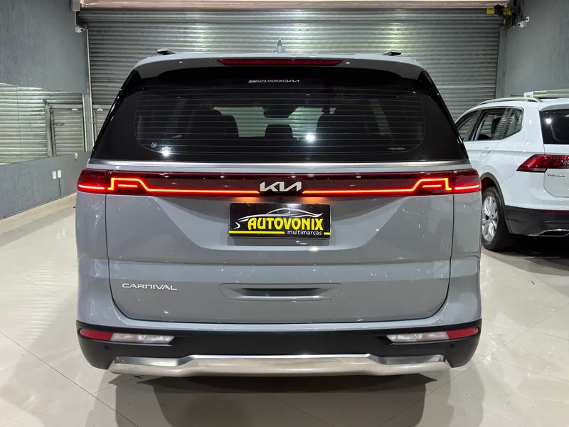 Kia Carnival Prata