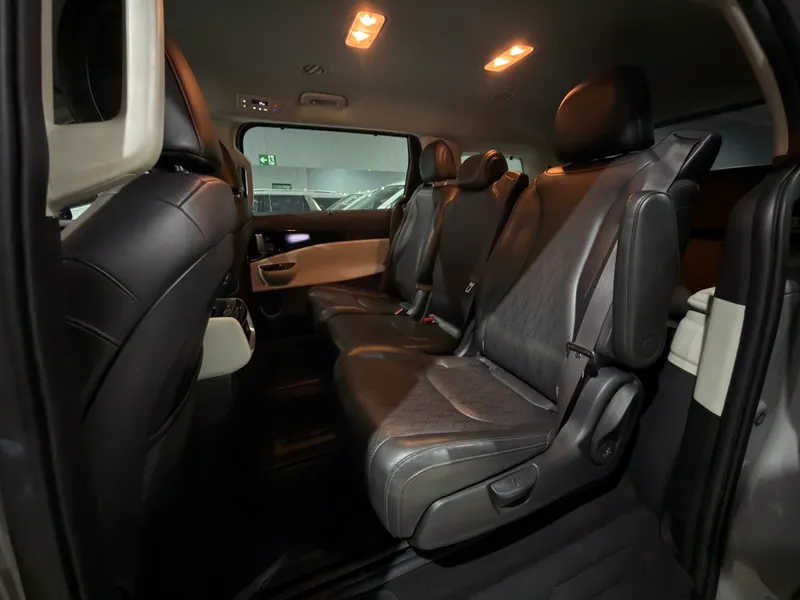 Kia Carnival Prata