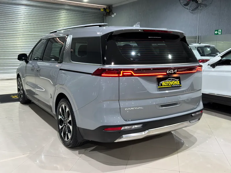 Kia Carnival Prata