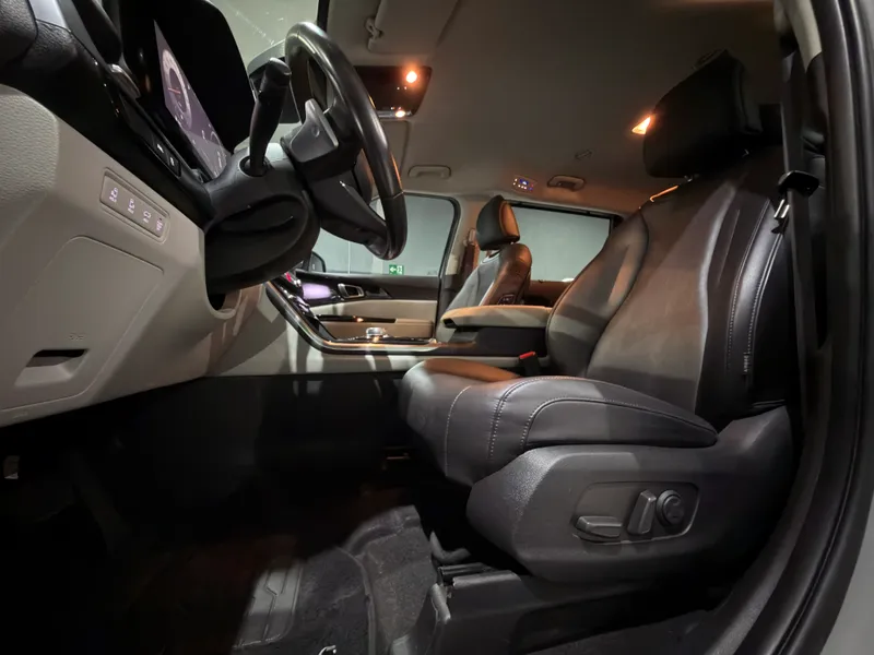 Kia Carnival Prata